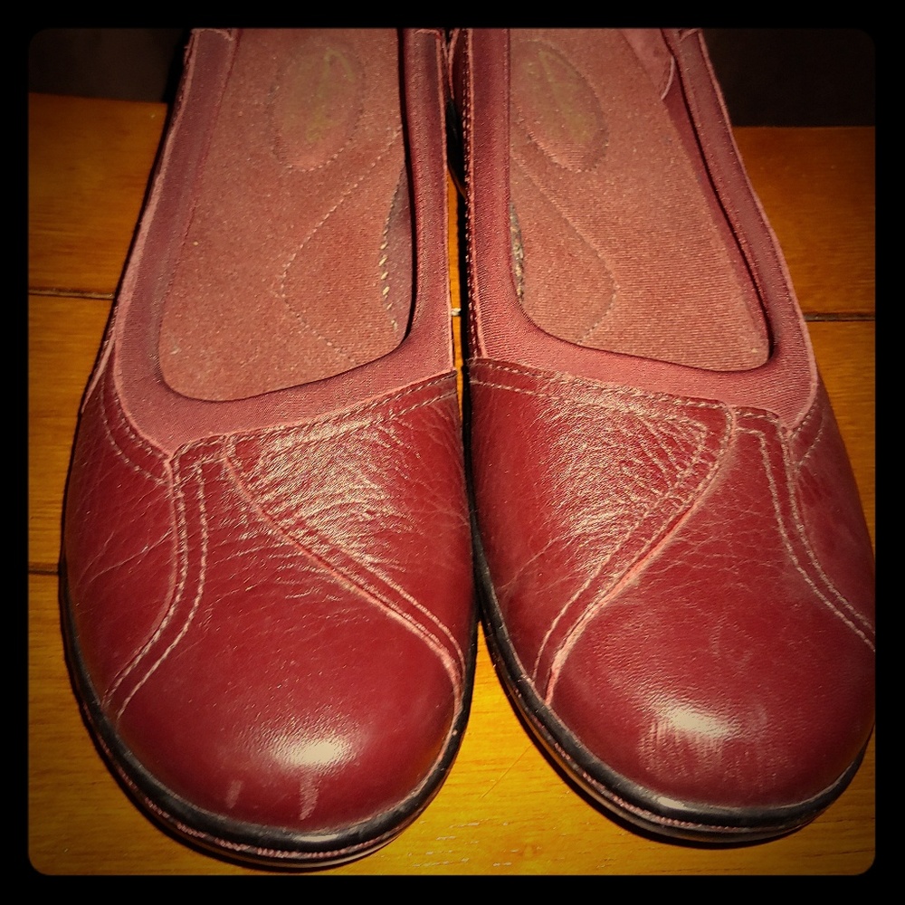 🥀Clarks Dark Red Leather Flats